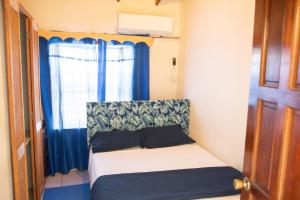 Кровать или кровати в номере Tropical Breeze Vacation Home and Apartments