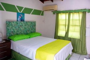 Кровать или кровати в номере Tropical Breeze Vacation Home and Apartments