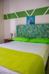 Кровать или кровати в номере Tropical Breeze Vacation Home and Apartments