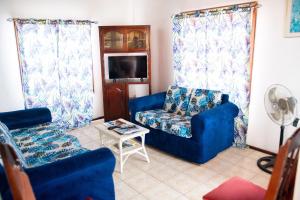 Area tempat duduk di Tropical Breeze Vacation Home and Apartments