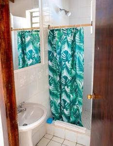 Ванная комната в Tropical Breeze Vacation Home and Apartments