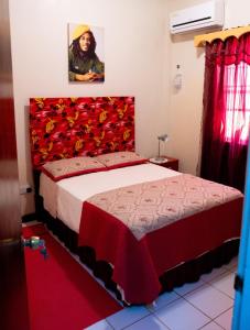 Кровать или кровати в номере Tropical Breeze Vacation Home and Apartments