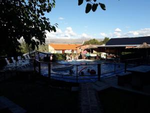 una piscina con persone che lo circondano di Hosteria Santa Francisca a Villa Cura Brochero