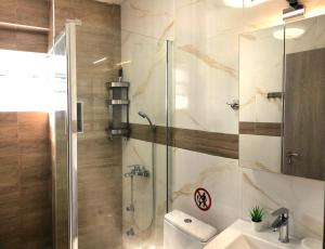 łazienka z prysznicem, toaletą i umywalką w obiekcie Apartments M, Kallikratia w miejscowości Nea Kallikratia +33 zdjęcia
