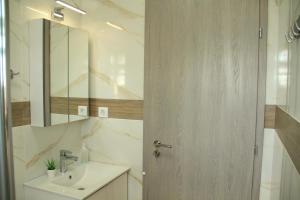 A bathroom at Apartments M, Kallikratia