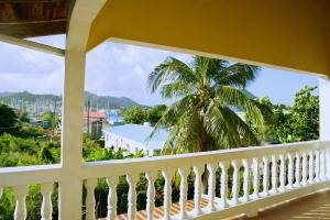 Balkon atau teras di Tropical Breeze Vacation Home and Apartments