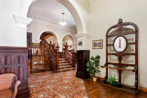 Cette grande chambre est dotée d'un escalier et d'une horloge. dans l'établissement Empire Hotel Queenstown, à Queenstown