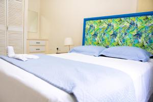 Кровать или кровати в номере Tropical Breeze Vacation Home and Apartments
