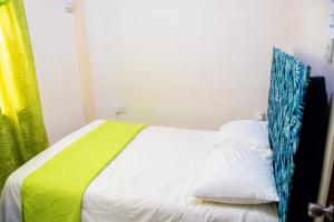 Кровать или кровати в номере Tropical Breeze Vacation Home and Apartments