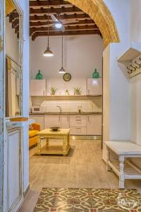 A kitchen or kitchenette at CASA ARCO DEL CAÑÓN - Casita con Encanto