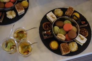 uma mesa com dois pratos de comida e dois copos em ONOMO Hotel Tanger Med em Tânger