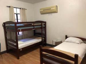 מיטה או מיטות קומותיים בחדר ב-Libra Hotel