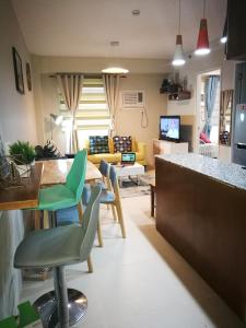 una cucina e un soggiorno con tavolo e sedie di 2BR avida tower near NAIA airport a Manila