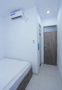 Postel nebo postele na pokoji v ubytování ratana cengkareng syariah