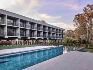 ナガンビーにあるThe Mitchelton Hotel Nagambie - MGallery by Sofitelのプールのある建物の外観