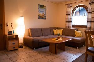 ein Wohnzimmer mit einem Sofa und einem Tisch in der Unterkunft Haus Anneliese in Mühlbach am Hochkönig