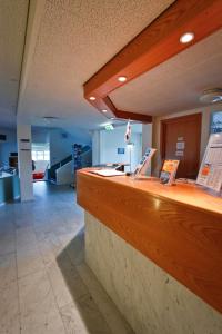 ein Büro mit einer Rezeption und einer Lobby in der Unterkunft Hotel Orkin in Reykjavík