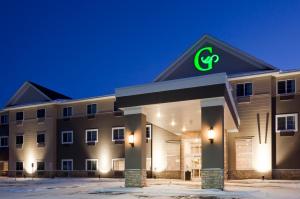 een gebouw met het gpc-logo op de voorkant bij GrandStay Hotel & Suites Rock Valley in Rock Valley
