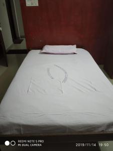 un primer plano de una cama en una habitación en UNNIKRISHNA LODGE, en Kochi