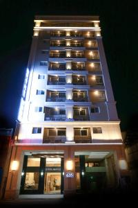 wysoki budynek z oświetleniem na górze w nocy w obiekcie Hotel Maple Taiwan Boulevard w mieście Taizhong