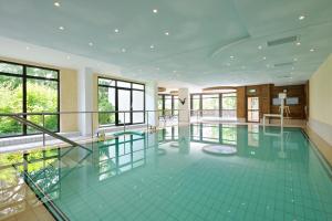 Bazén v ubytování Johannesbad Thermalhotel Ludwig Thoma nebo v jeho okolí