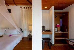 Rúm í herbergi á Elixir Resort Koh Yao Yai - SHA Plus