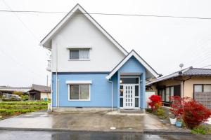 a blue and white house at コージー バケーション ステイ 富士河口湖 in Fujikawaguchiko +57 photos