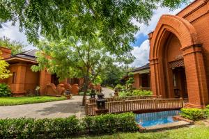 Un jardín fuera de Heritage Bagan Hotel