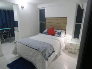 מיטה או מיטות בחדר ב-SERENADE Lodging Rooms