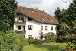 Casa blanca con techo marrón en Ferienresidenz Jägerstieg / FeWo Kruse, en Braunlage