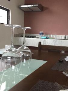 deux verres à vin assis au-dessus d'une table dans l'établissement LOMAS SUITES, à Ciudad Valles