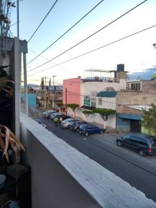 vistas a una calle de la ciudad con coches aparcados en Huéspedes de Gaby, en Ciudad de México