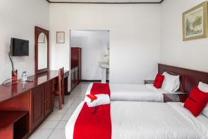 Giường trong phòng chung tại RedDoorz @ Hotel Damanaka Pangalengan