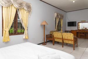 Tempat tidur dalam kamar di RedDoorz @ Hotel Damanaka Pangalengan