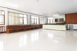 a large room with aasteryasteryasteryasteryasteryasteryasteryasteryasteryasteryastery at RedDoorz @ Hotel Damanaka Pangalengan in Pengalongan