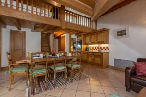 シャモニー・モンブランにあるPolaris - Chamonixのキッチン、ダイニングルーム(木製のテーブルと椅子付)