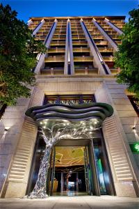 un gran edificio con una escalera de caracol delante de él en arTree hotel en Taipéi