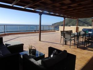 salon z widokiem na ocean w obiekcie Gran terraza con espectaculares vistas al mar w mieście Cabo de Palos