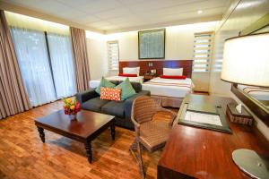 Televizorius ir (arba) pramogų centras apgyvendinimo įstaigoje Cebu White Sands Resort and Spa