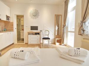 Televízia a/alebo spoločenská miestnosť v ubytovaní Apartments Sweet Escape