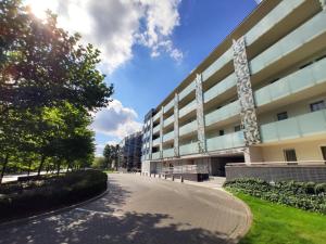 pusta ulica przed budynkiem w obiekcie Apartamenty Aquarius z Aquacenter w Kołobrzegu