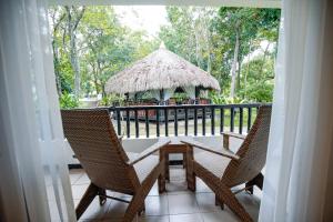 Garður fyrir utan Cebu White Sands Resort and Spa