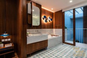 Phòng tắm tại The Nang Suites