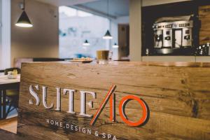 a sign that says silto on a wooden counter at Suite 10 Home Design & Spa in Polignano a Mare