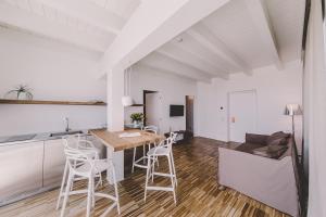 kuchnia i salon ze stołem i krzesłami w obiekcie Suite 10 Home Design & Spa w mieście Polignano a Mare