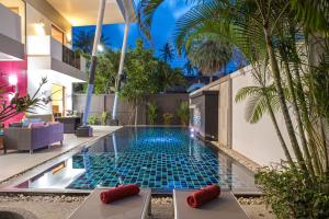 uma piscina no meio de uma casa em Chic Villa Kloua with Private Pool, 3BR, Close to BCIS em Chalong