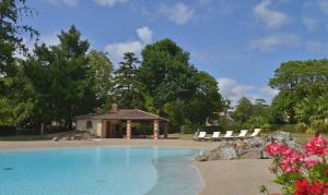 - une piscine avec un kiosque et des chaises dans l'établissement B&B Domaine de La Corbe, à Bournezeau