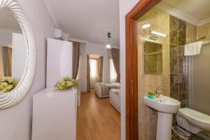 イスタンブールにあるRosalie Palaceのバスルーム(洗面台、トイレ、鏡付)