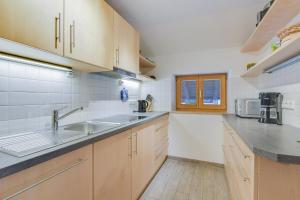 Kuchyň nebo kuchyňský kout v ubytování Ferienwohnung Sommerwind