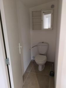 Un pequeño baño con inodoro y espejo. en Casa San Niolo, en Cervione 16 fotos más